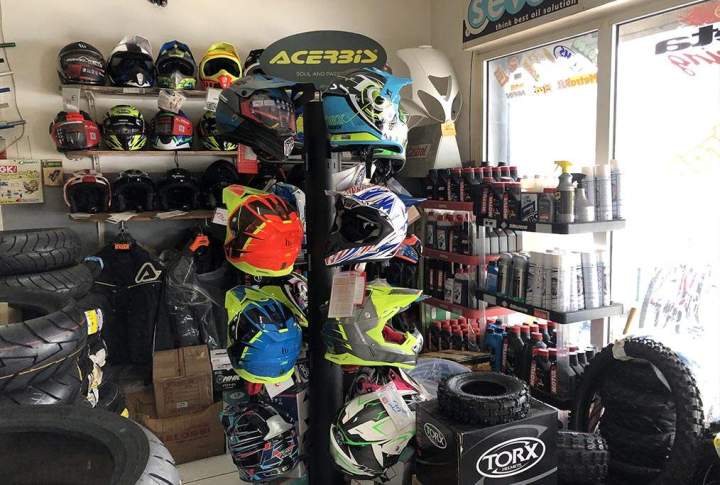 Nous vous fournissons tous les accessoires de cyclomoteur dont vous avez besoin.